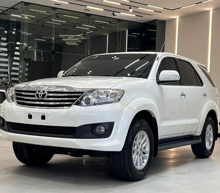Белый Toyota Fortuner 2013