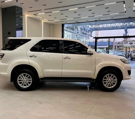 Белый Toyota Fortuner 2013