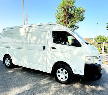 Белый Toyota Hiace GL 2014 год Белый Toyota Hiace GL 2014 год
