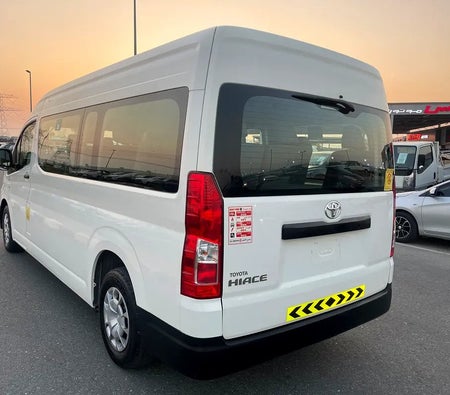 Белый Toyota Hiace 2022 год