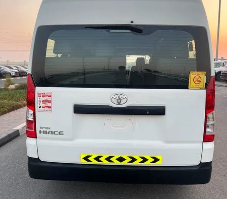 Белый Toyota Hiace 2022 год