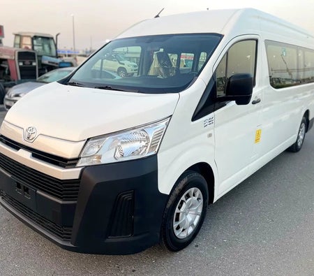 Белый Toyota Hiace 2022 год Белый Toyota Hiace 2022 год