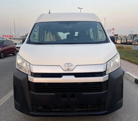 Белый Toyota Hiace 2022 год