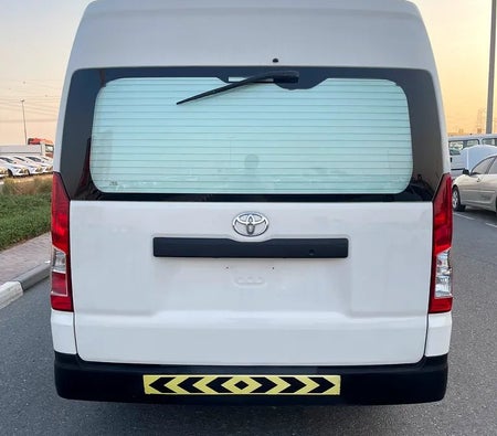 Белый Toyota Hiace 2020 год Белый Toyota Hiace 2020 год