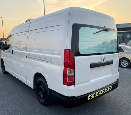 Белый Toyota Hiace 2020 год