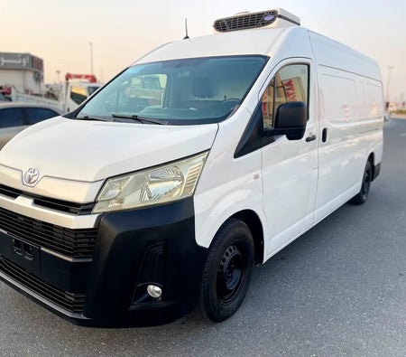 Белый Toyota Hiace 2020 год