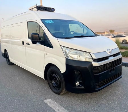 Белый Toyota Hiace 2020 год Белый Toyota Hiace 2020 год