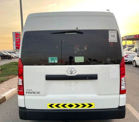 Белый Toyota Hiace 2022 год
