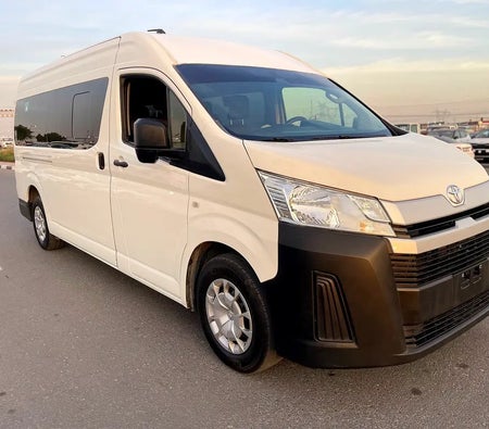 Белый Toyota Hiace 2022 год