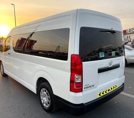 Белый Toyota Hiace 2022 год