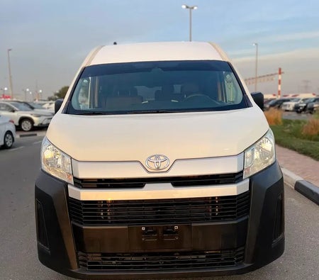 Белый Toyota Hiace 2022 год