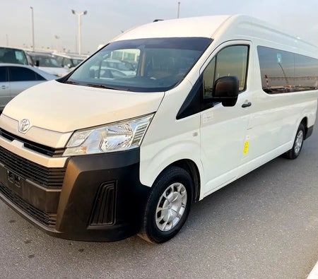 Белый Toyota Hiace 2022 год Белый Toyota Hiace 2022 год
