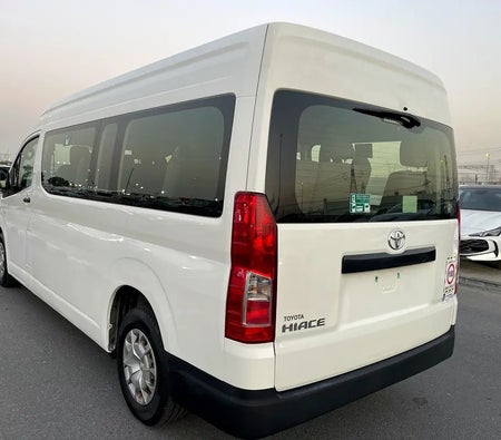 Белый Toyota Hiace 2020 год Белый Toyota Hiace 2020 год