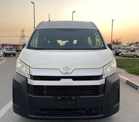Белый Toyota Hiace 2020 год Белый Toyota Hiace 2020 год