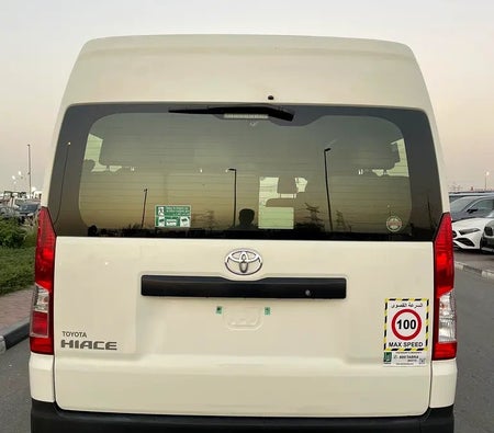 Белый Toyota Hiace 2020 год