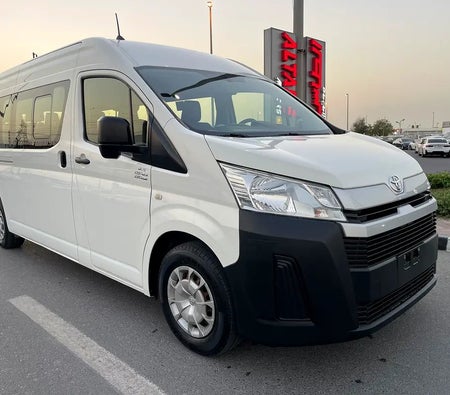 Белый Toyota Hiace 2020 год Белый Toyota Hiace 2020 год