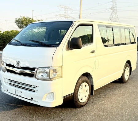 Белый Toyota Hiace 2012 год Белый Toyota Hiace 2012 год