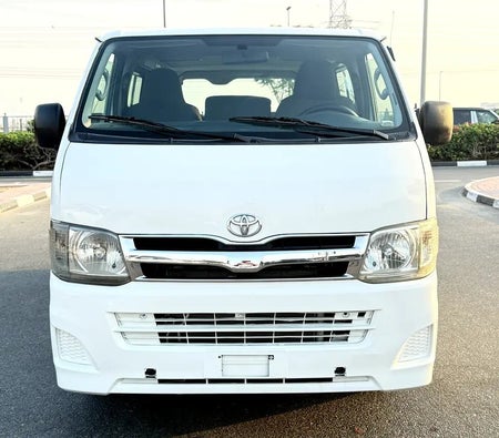 Белый Toyota Hiace 2012 год Белый Toyota Hiace 2012 год