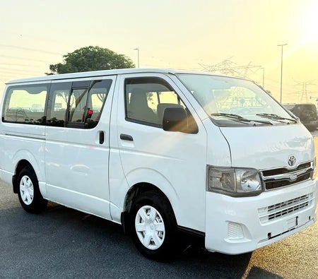 Белый Toyota Hiace 2012 год Белый Toyota Hiace 2012 год