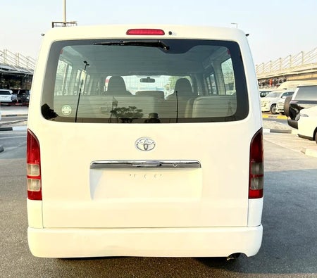 Белый Toyota Hiace 2012 год Белый Toyota Hiace 2012 год