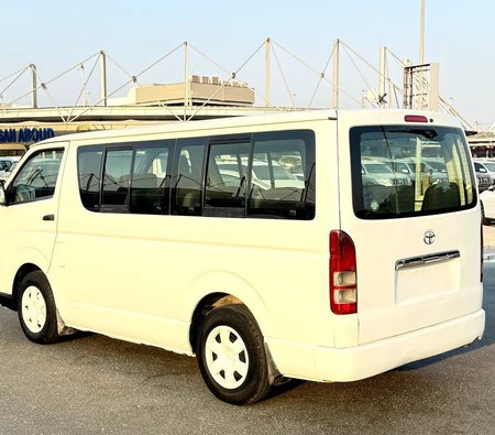 Белый Toyota Hiace 2012 год