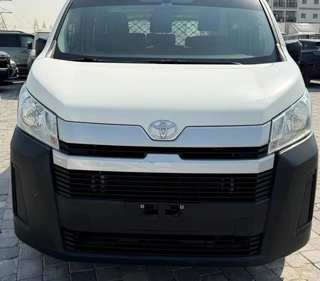 Белый Toyota Hiace Standard 2021 год