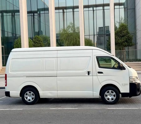 Белый Toyota Hiace Standard 2021 год Белый Toyota Hiace Standard 2021 год
