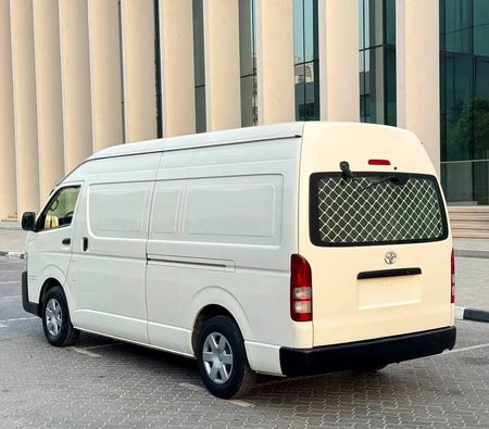 Белый Toyota Hiace Standard 2021 год Белый Toyota Hiace Standard 2021 год