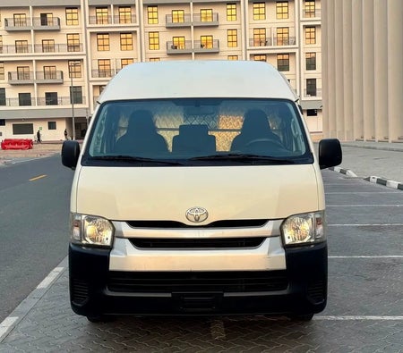 Белый Toyota Hiace Standard 2021 год