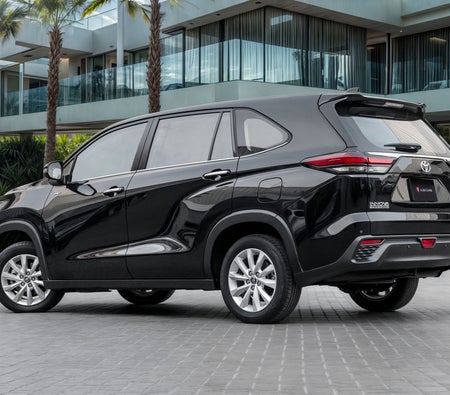 Schwarz Toyota Innova HYCROSS 2026 Schwarz Toyota Innova HYCROSS 2026
