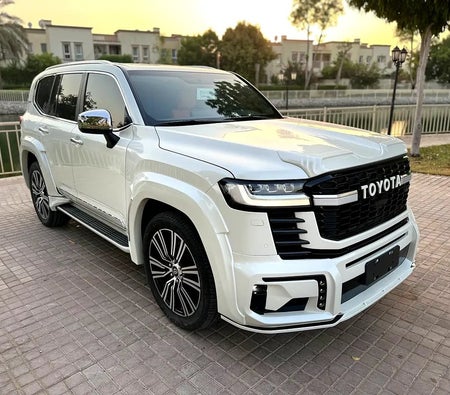 Bianca Toyota Land Cruiser 2025