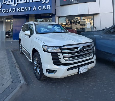 White Toyota Land Cruiser VXR Twin Turbo 2025 White Toyota Land Cruiser VXR Twin Turbo 2025
