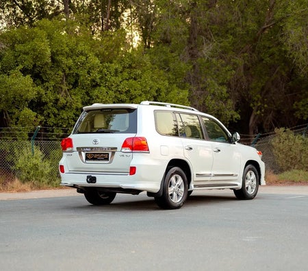 White Toyota Land Cruiser VXR 2014