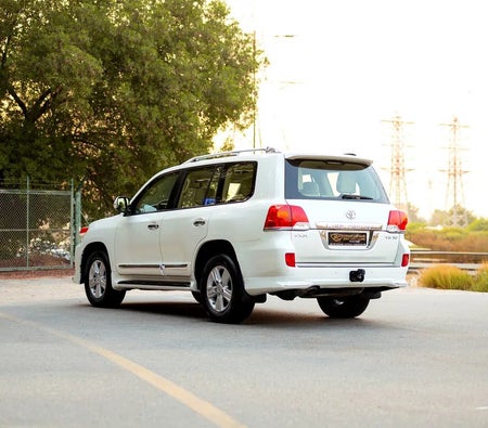 White Toyota Land Cruiser VXR 2014