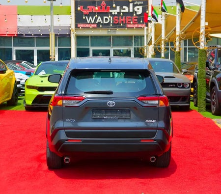 Gris Toyota RAV4 XLE 2025