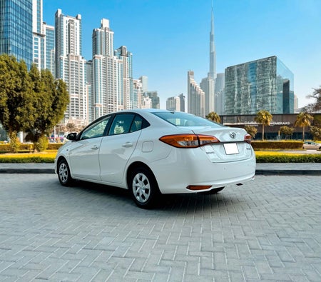 White Toyota Yaris 2023