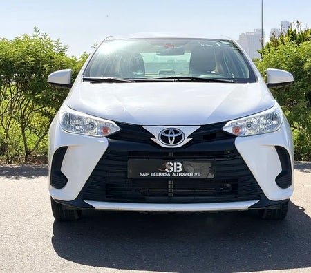 Toyota Yaris E 2022, photo 2 of 4