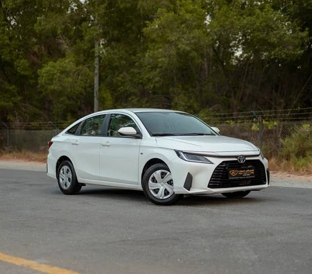 Blanc Toyota Yaris E 2024