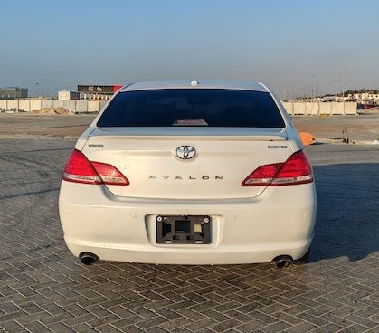 White Toyota Avalon Limited 2010