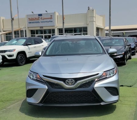 Silber Toyota Camry SE 2018