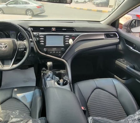 Silber Toyota Camry SE 2018