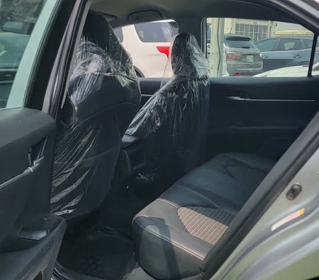 Silber Toyota Camry SE 2018