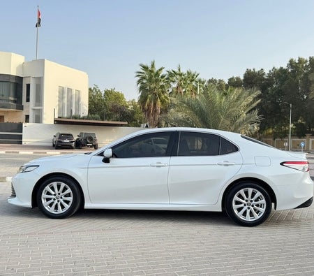 Weiß Toyota Camry SE 2018
