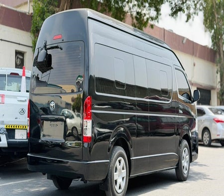 Schwarz Toyota Hiace 2012