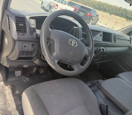 Toyota Hiace Panel Van 2015, photo 3 of 4