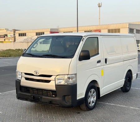 Toyota Hiace 2015, photo 2 of 4