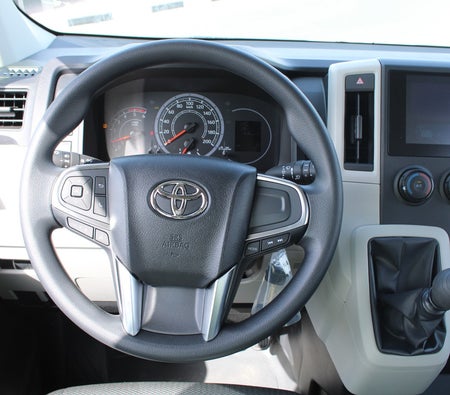 Toyota Hiace Commuter 2026, photo 2 of 4