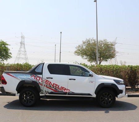 White Toyota Hilux 2023