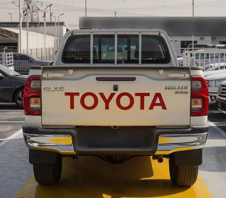 White Toyota Hilux 2025