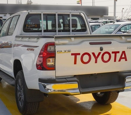 White Toyota Hilux 2025